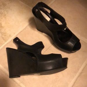 Black wedges